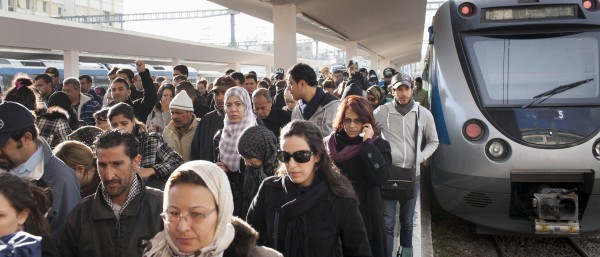 Große Menschenmenge an einer Bahnhaltestelle in Tunis