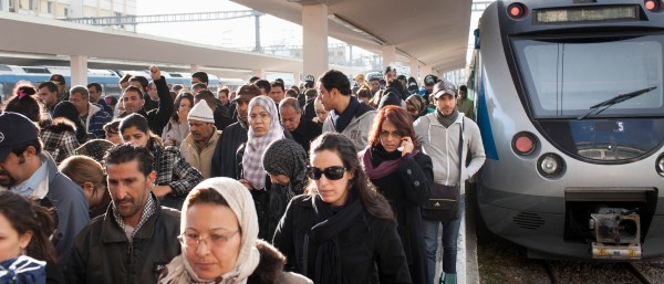 Große Menschenmenge an einer Bahnhaltestelle in Tunis