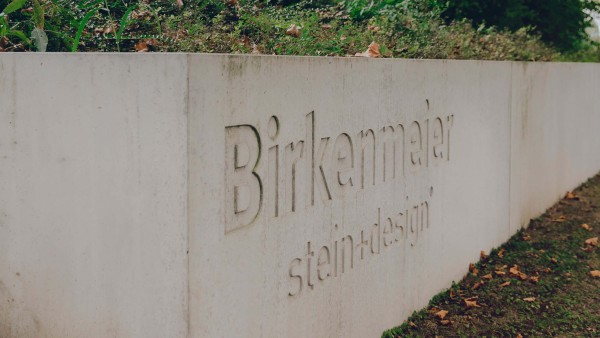 Birkenmeier-Logo in Wand