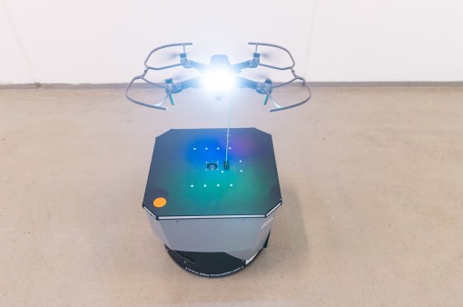 Drohne, verbunden mit einem Bodenroboter