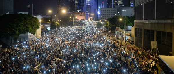 Demonstranten in Hongkong mit leuchtenden Handys