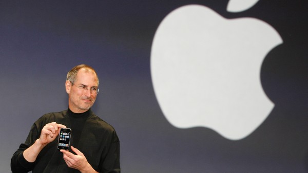 Steve Jobs spricht auf einer Bühne