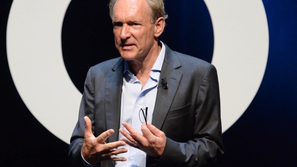 Tim Berners-Lee spricht auf einer Bühne