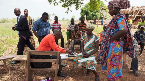 Menschen in einem Dorf in Ghana bezahlen mit e-zwich