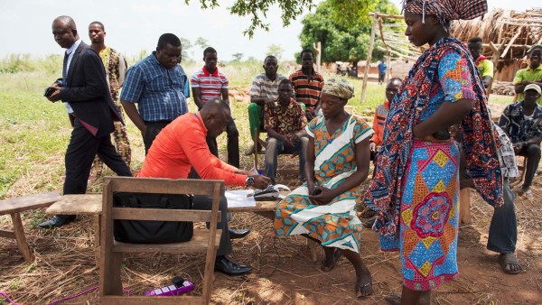 Menschen in einem Dorf in Ghana bezahlen mit e-zwich