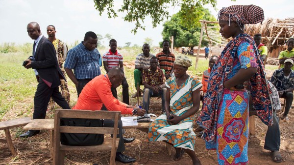 Menschen in einem Dorf in Ghana bezahlen mit e-zwich