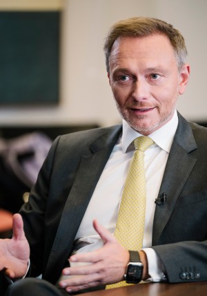 Portrait von Christian Lindner in Gesprächssituation