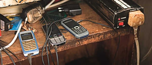 Drei Handys an einem kommerziellen Ladegerät