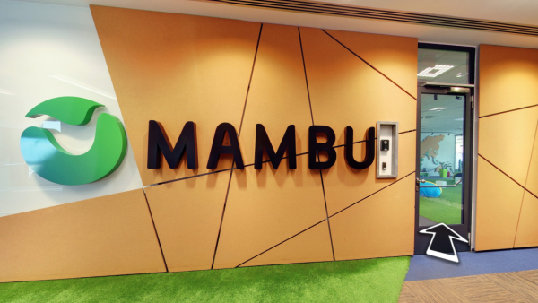 Eingangsbereich der mambo Büros mit Logo an der Wand