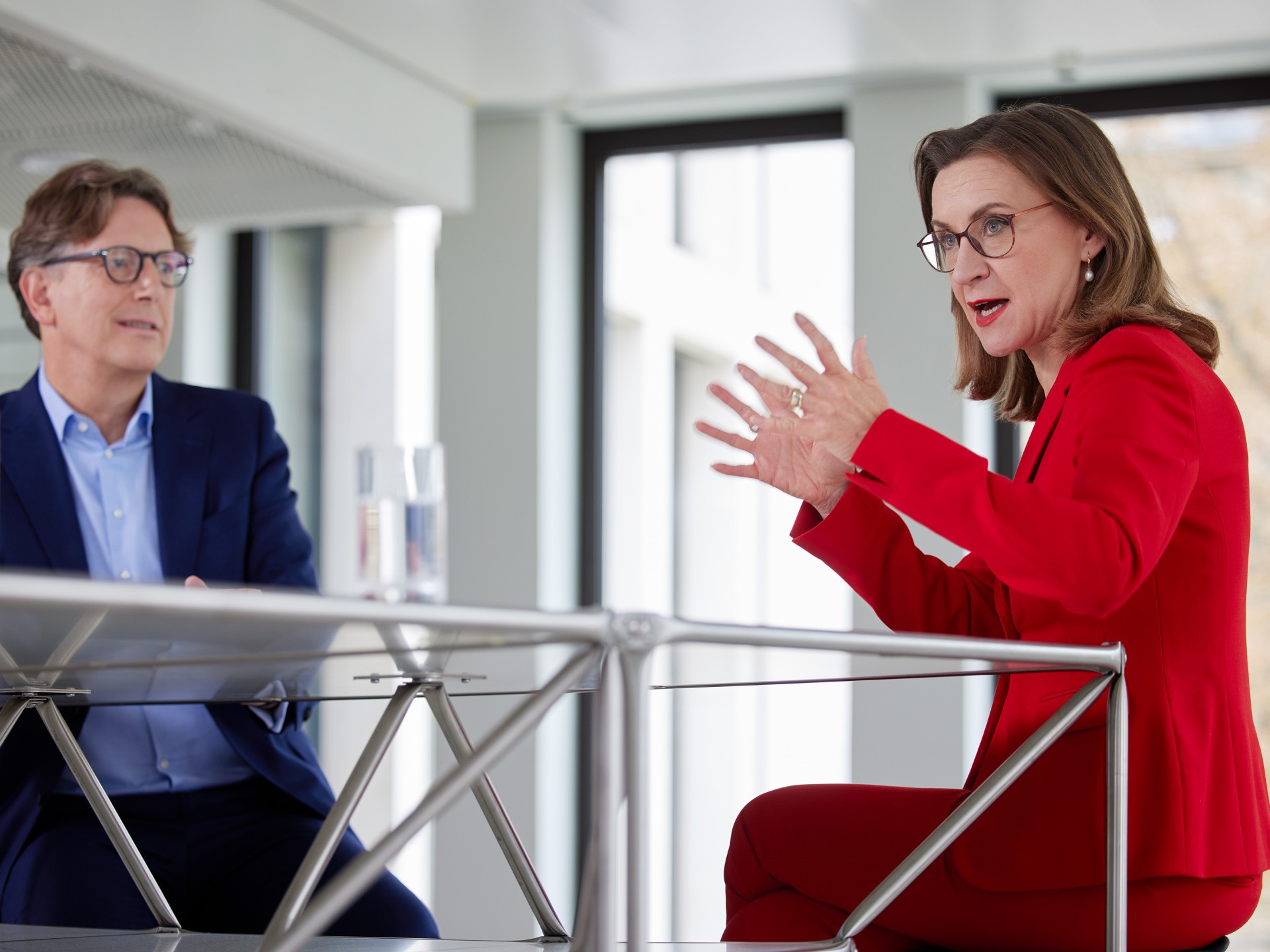 Sigrid Nikutta und Stefan Wintels diskutieren an einem Tisch