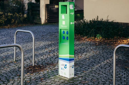 Ladestation fuer E-bikes auf dem Markt in Brandis