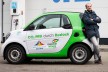 Julian Müller (betriebliches Mobilitätsmanagement) mit einem elektrisch angetriebenen Smart an einer Wasserstofftankstelle in Rostock