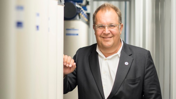 Frank Jacobs an der Pilotanlage