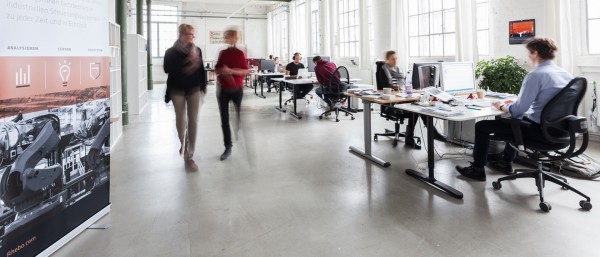 Mitarbeiter der Rhebo GmbH im Büro