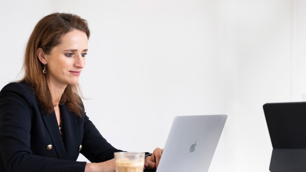 Verena Pausder und Melanie Kehr sitzen vor ihren Notebooks
