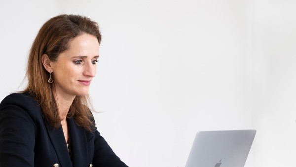 Verena Pausder und Melanie Kehr sitzen vor ihren Notebooks