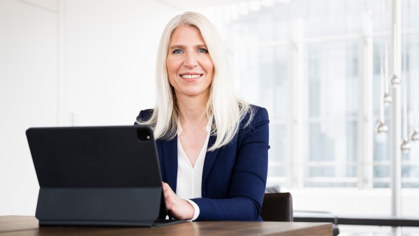 KfW board member Melanie Kehr in front of her tablet