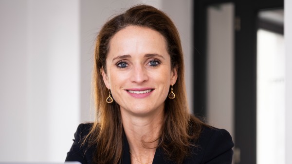 Verena Pausder sits in front of her notebook with a smile