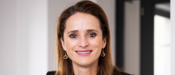 Verena Pausder sits in front of her notebook with a smile