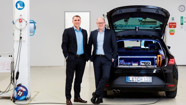 Gregor Matenaer und Richard Woller stehen neben dem CMORE-Auto