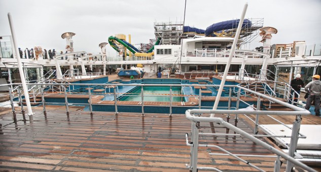 Der Aquapark auf dem Oberdeck, noch abgesperrt mit Baustellenband