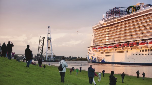 Schaulustige verfolgen das Auslaufen des Kreuzfahrtschiffes 