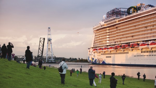 Schaulustige verfolgen das Auslaufen des Kreuzfahrtschiffes 