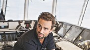 Ingenieur Sebastian Arians hantiert am Autopiloten