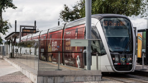 Neue elektrisch betriebene Straßenbahn in Rio de Janeiro