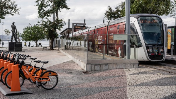 Neue elektrisch betriebene Straßenbahn in Rio de Janeiro