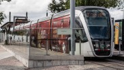 Neue elektrisch betriebene Straßenbahn in Rio de Janeiro