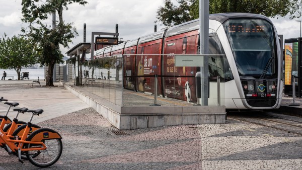 Neue elektrisch betriebene Straßenbahn in Rio de Janeiro