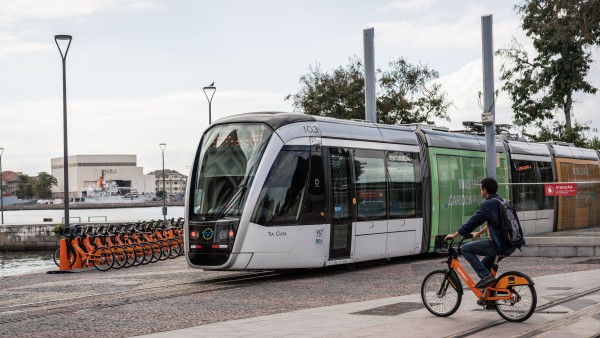 Neue elektrisch betriebene Straßenbahn in Rio de Janeiro