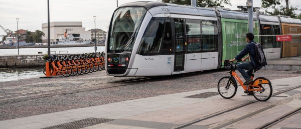 Neue elektrisch betriebene Straßenbahn in Rio de Janeiro