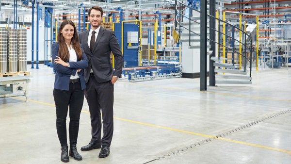 Annika und Hugo Trappmann (Geschäftsführung) in der Blechwarenfabrik Limburg