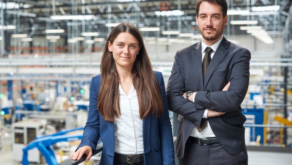 Annika und Hugo Trappmann (Geschäftsführung) im Stammwerk der Blechwarenfabrik Limburg 