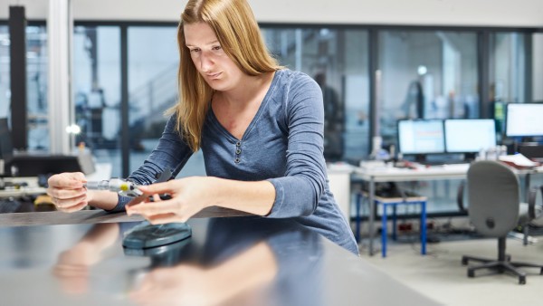 Worker at the quality inspection in the Blechwarenfabrik Limburg