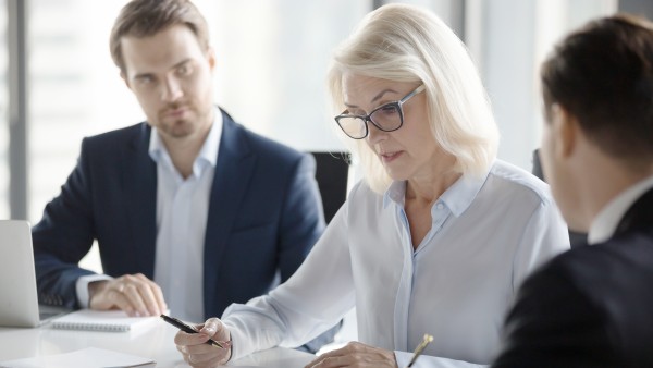 Unternehmerin bei einem Meeting