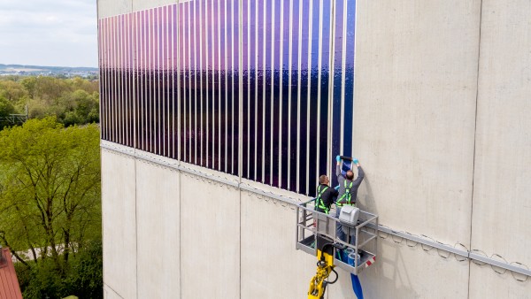 Two man attaching solarfilms onto a wall