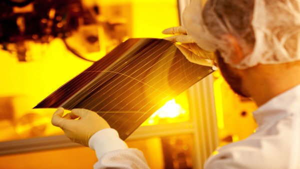 Ein Mann prüft die Qualität einer Solarfolie