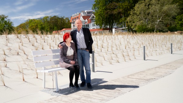 Mr and Mrs Schulz in front of the hotel Seerose