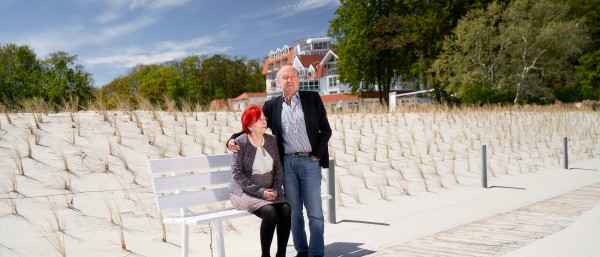 Mr and Mrs Schulz in front of the hotel Seerose