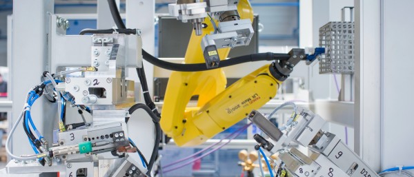 Maschine mit einem Roboterarm 