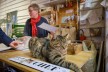 Katze im Scheunen-Shop