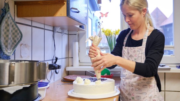 Marie-Theres Mund beim Backen