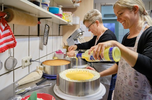 Mutter und Tochter beim Backen