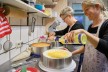 Mutter und Tochter beim Backen