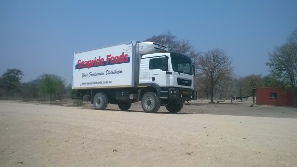 Ein LKW des Unternehmens Seapride Foods fährt durch die staubige Landschaft