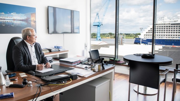 Thilo Bollenbach in seinem Büro in Papenburg