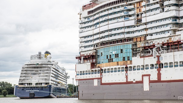 Zwei Kreuzfahrtschiffe der Meyer Werft